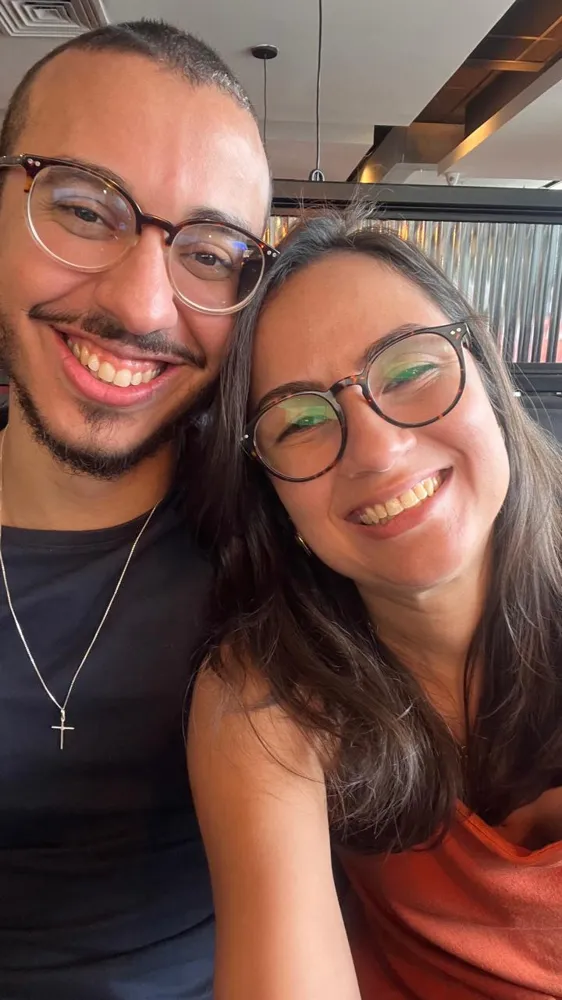 Murilo e Lissa Prataviera, fundadores do Alergias Brasil, sorrindo juntos